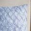 Édredon pour grand lit 8 pièces en coton bleu avec une élégance chic et décontractée, un magnifique motif floral comprenant 1 édredon, 2 taies décoratives européennes, 3 coussins décoratifs assortis, une jupe de lit et un fer à vapeur-128745193-128745190