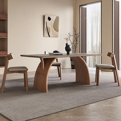 Combinaison minimaliste de table et de chaises