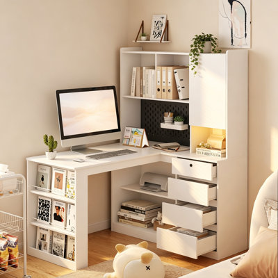 Bureau d'ordinateur en L de 46 pouces avec huche et port de charge et lumière DEL, bureau d'écriture de coin de jeu avec bibliothèque, armoire et panneau perforé, blanc