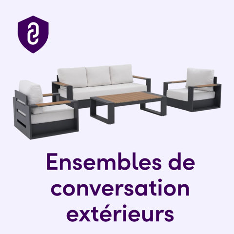 Ensembles de conversation extérieurs avec un canapé, deux fauteuils et une table basse en métal noir et bois.