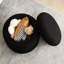 Pouf de rangement rond moderne Widman de 49,5 cm de large, recouvert de tissu, avec compartiment de rangement dissimulé-1059578756