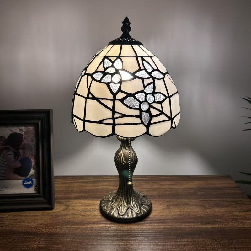 Mini lampe de table Sehnaz Tiffany avec fleurs en verre teinté et ampoule DEL incluses l 8 po x P 8 po x H 15 po