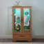 Vitrine lumineuse en verre avec tablettes réglables - 2 portes, 1 tiroir, lumières DEL, finition chêne clair élégant