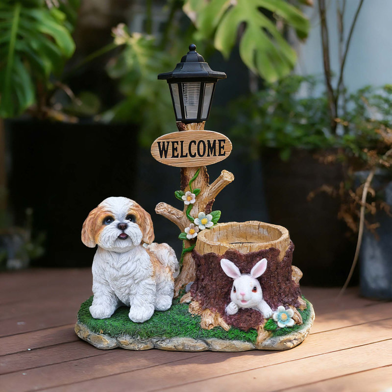 Charmante statue de jardinière en forme de lanterne solaire pour chien, parfaite pour la décoration extérieure et l'éclairage nocturne.
