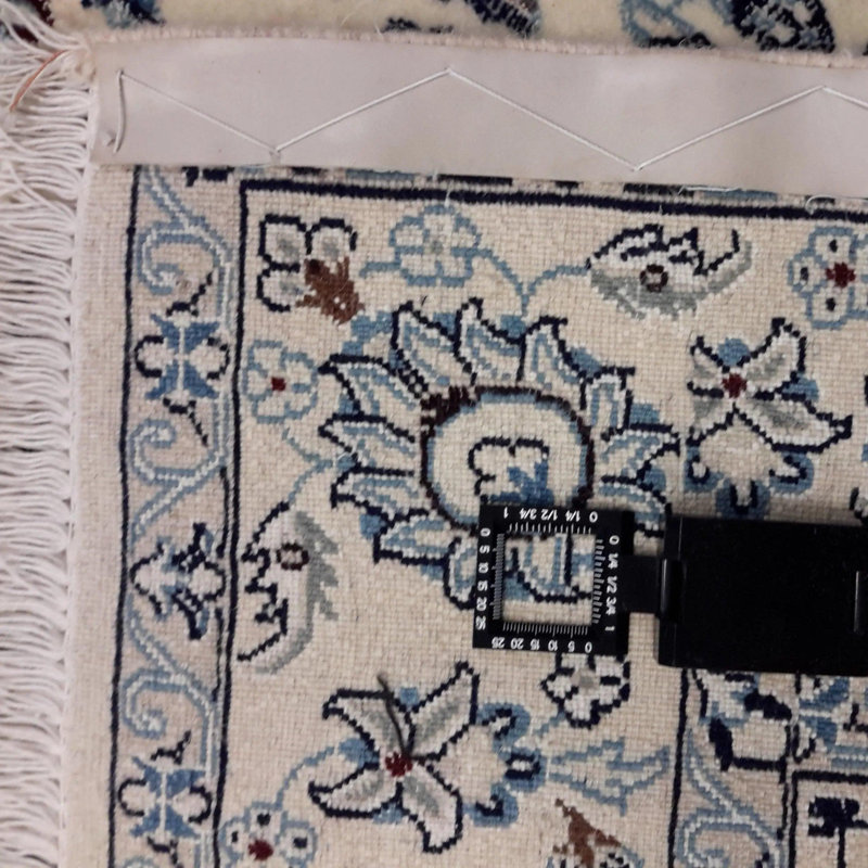 Tapis formel à médaillon en soie Cannello Nain 9 lignes - 4 pi 3 po x 6 pi 8 po Isabelline