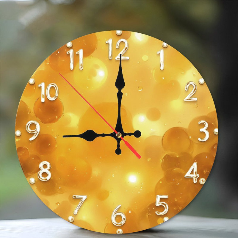 Horloge avec liquide doré