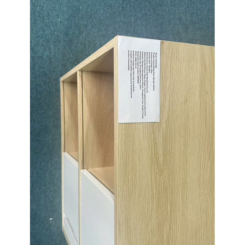 Armoire de rangement moderne et fonctionnelle en bois avec portes coulissantes, tablettes ouvertes et fermées à 2 niveaux pour organiser l'espace de vie, de chambre à coucher ou pour les enfants