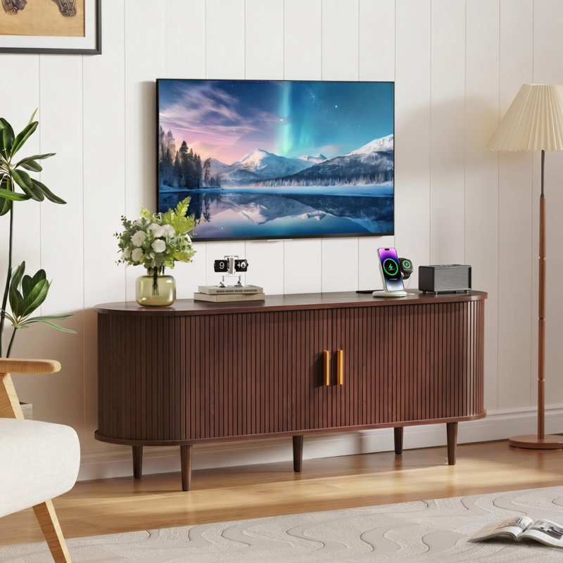 Meuble télé Mid-Century avec prise de courant | Convient aux téléviseurs, portes coulissantes et tablettes réglables, Noyer