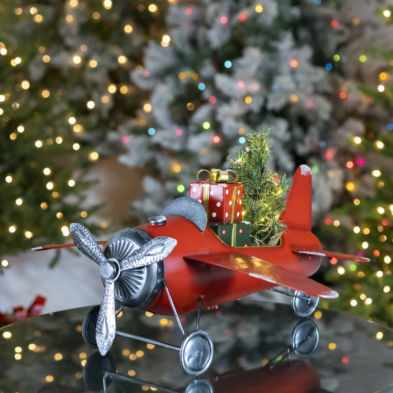 Petit avion avec arbre de Noël illuminé