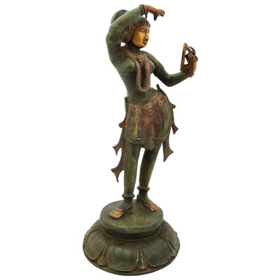 14 "l'Apsara appliquant du vermillon
