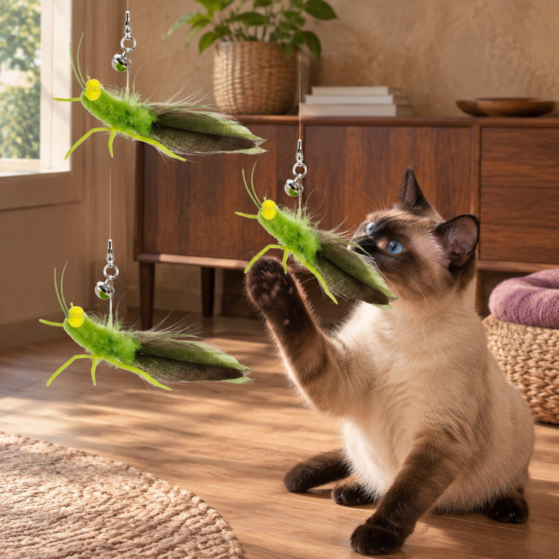 Ce lot de 3 recharges de plumes suspendues est orné de motifs de sauterelles et d'insectes, conçues comme embouts de rechange pour baguettes à chat destinées aux chatons et aux petits chats d'intérieur.