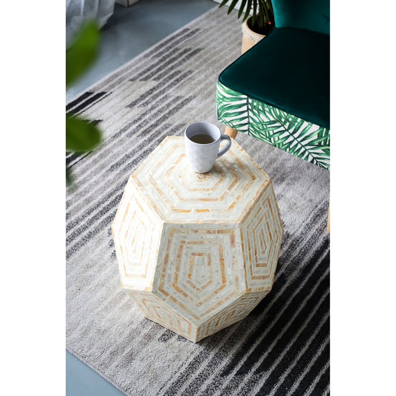 Tabouret Hexagonal Capes de 18 po x 18 po x 21 po, teintes crème et jaunes, incrustations en relief, formes en losanges, pouvant servir de table d'appoint avec abat-jours