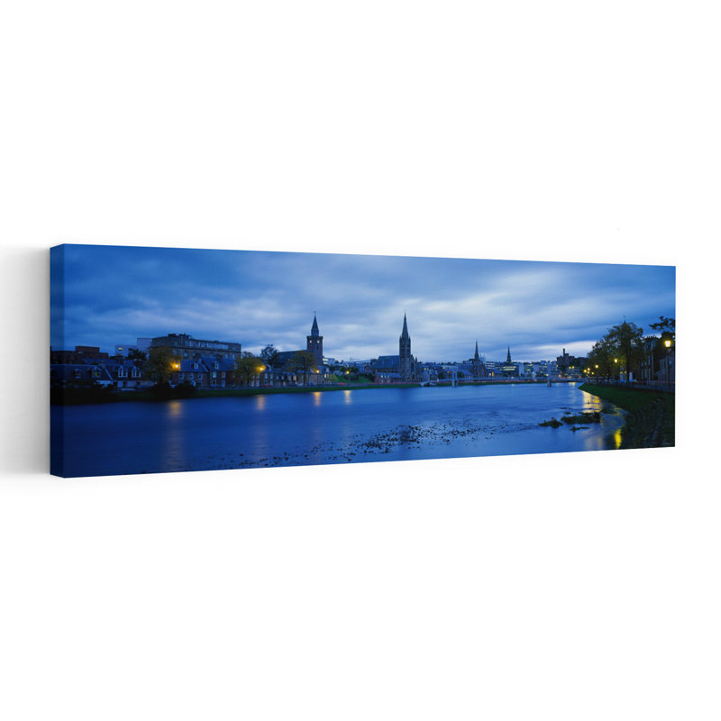 Bâtiments le long de la rivière, Inverness, Écosse, H 20 po x l 60 po