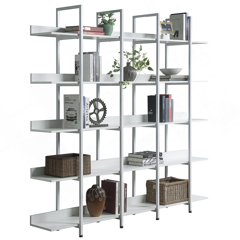 Bibliothèque ouverte à 5 niveaux avec structure en métal et tablettes en panneau de fibres à densité moyenne pour le bureau à domicile, solution de rangement de style industriel rétro.