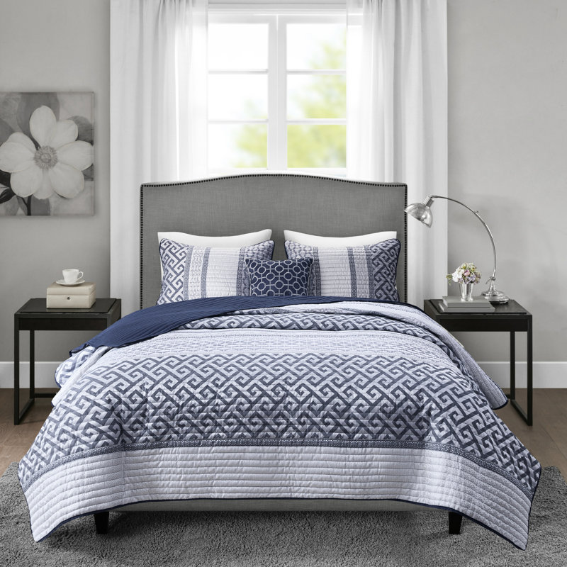 4 pièces de courtepointe marine - très grand / très grand. Literie de luxe avec rembourrage doux. 2 taies décoratives et 1 coussin décoratif. Facile à nettoyer - froissé