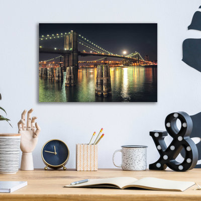 «Moon Over Brooklyn» par Natalie Mikaels