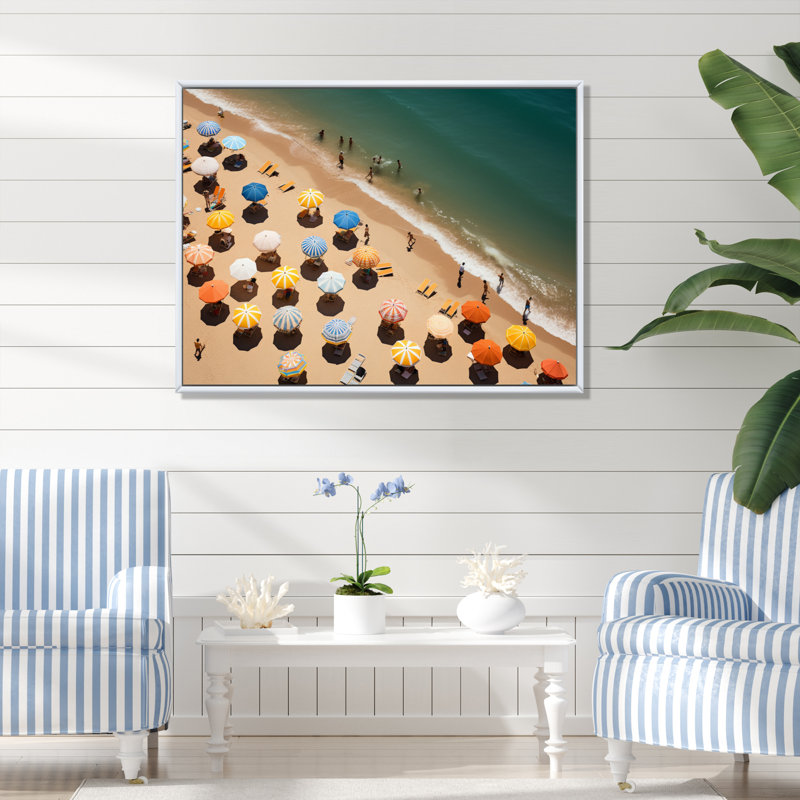 Vue aérienne du parasol de plage II - impression, H 16 po x l 32 po x P 1 po, Cadre flottant blanc