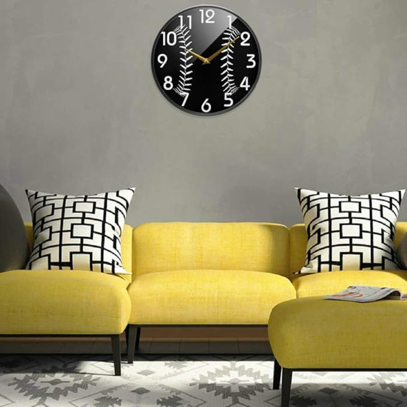 Horloge murale Naanle élégante à motif de dentelle de baseball ronde, horloge de bureau silencieuse silencieuse à quartz 12 pouces