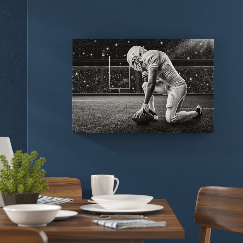 Kniender American Football Spieler Fotodruck auf Leinwand