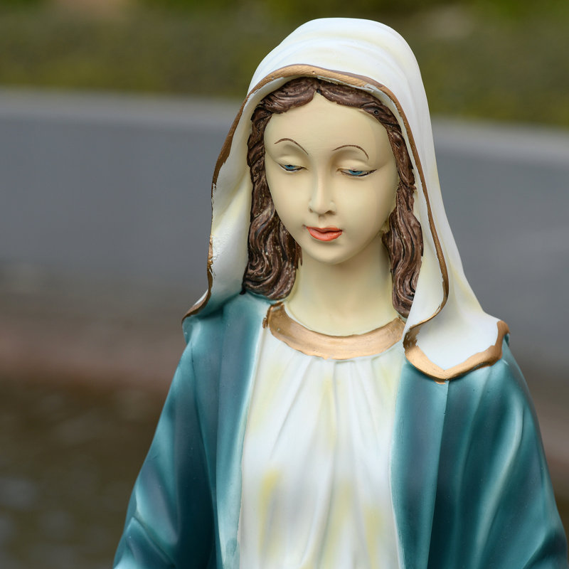 Statue de la Vierge Marie sur un serpent