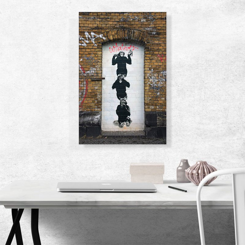 «Monkey Business» par Banksy - reproduction de photo sur toile tendue, H 26 po x l 18 po x 1,5 po