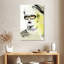 Femme Leisha avec des lunettes-108391446