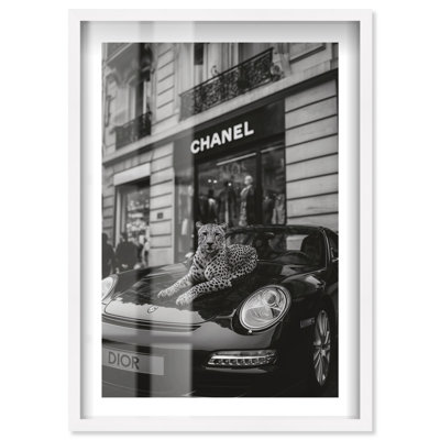 Décoration murale mode Cheetah at the Luxury Shop Shadowbox Print par Notoriart, cadre blond, 24 x 36