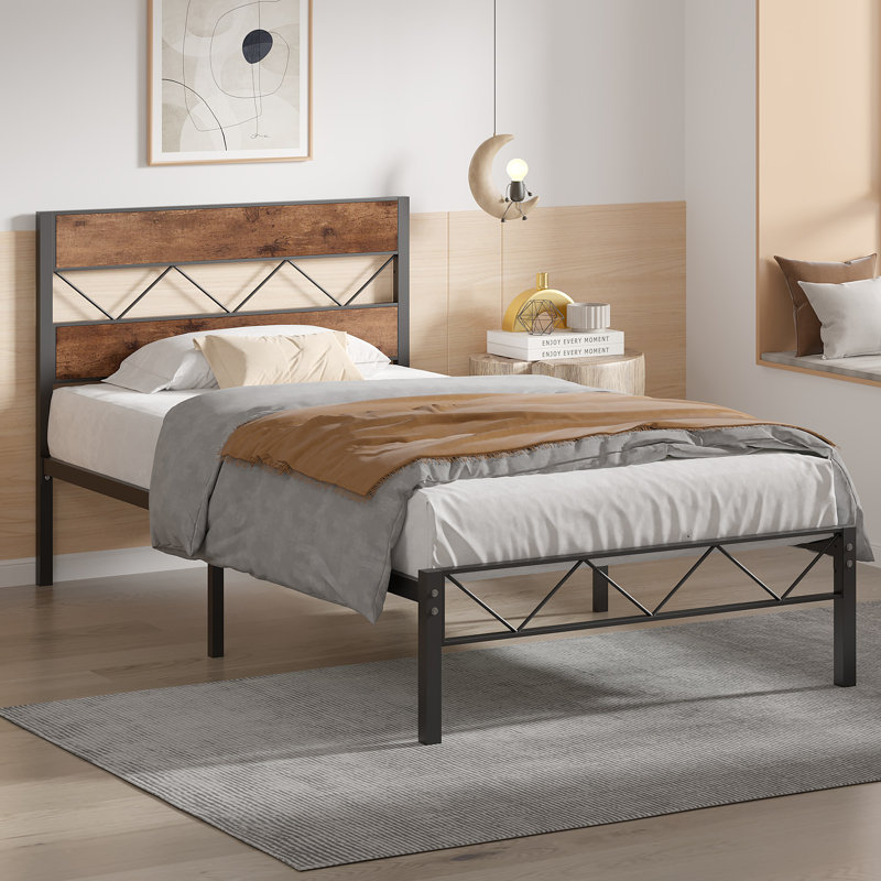 Structure de lit plateforme industrielle en métal brun rustique avec tête de lit en bois Alicia, rangement sous le lit, silencieux, aucun sommier tapissier requis