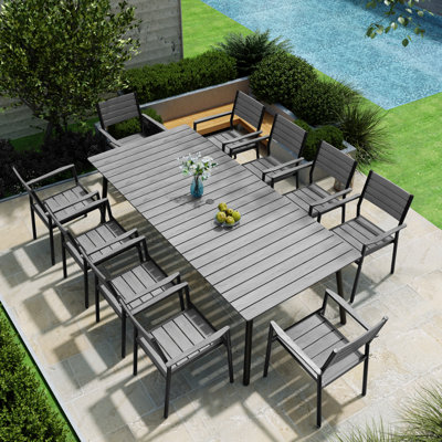 Ensemble de salle à manger d'extérieur Cyanni en aluminium pour 10 personnes, avec chaises empilables et trou pour parasol.