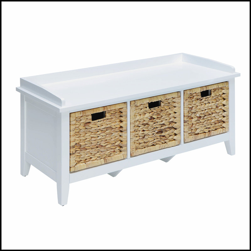 Banc de rangement beige et blanc avec paniers en rotin à 3 tiroirs, parfait pour les sièges organisés dans n'importe quelle pièce