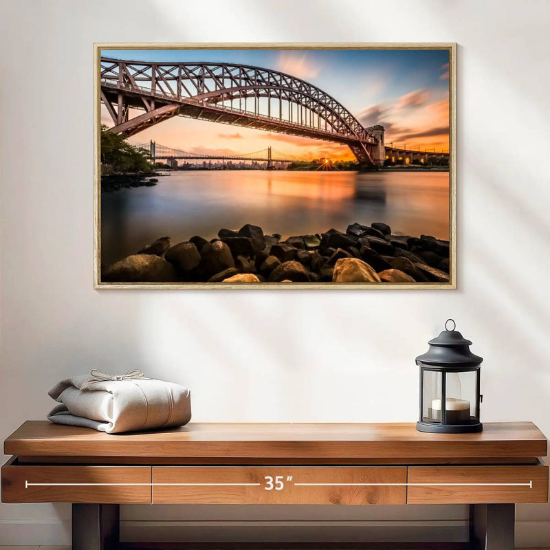 Pont Triboro au coucher du soleil, Cadre flottant en bois naturel, 25 po x 17 po