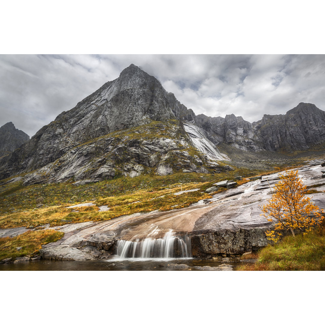 Wasserfall auf den Lofoten von Tunart - Kunstdrucke auf Leinwand