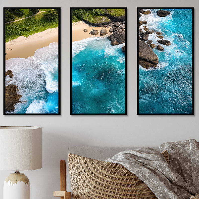 Vue aérienne de la plage rocheuse V - art mural plage et océan, H 28 po x l 36 po x P 1 po, Cadre flottant noir