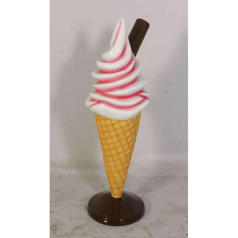 Petite statue surdimensionnée de crème glacée à la fraise