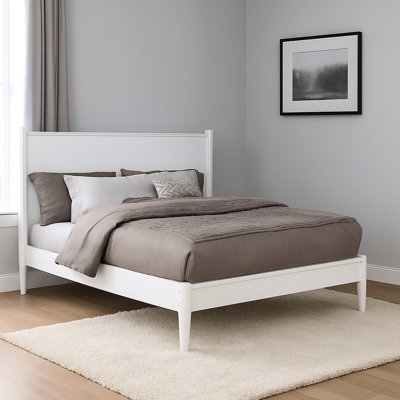Lit plateforme de très grande taille Mid-Century avec finition blanche très grand sans sommier, pieds ronds fuselés, ensemble de lattes pour chambre à coucher avec cadre confortable