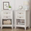 Table de chevet Farmhouse, table de chevet Boho avec 2 tiroirs décoratifs en rotin, table de bout décorative avec tablette de rangement ouverte, unité de chevet en bois pour chambre à coucher, salon, bureau personnel, blanc grisâtre