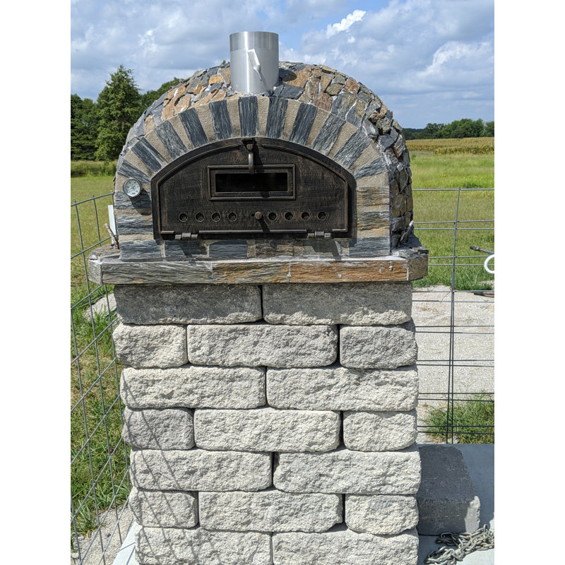 Traditional Brick Wood-Fired Outdoor Pizza Oven