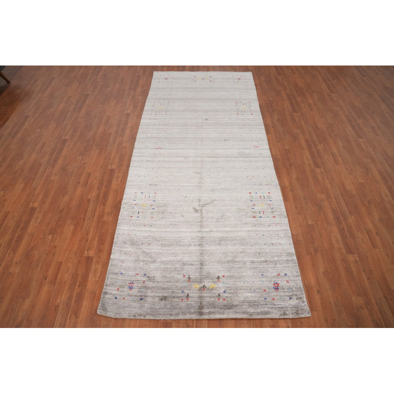 Tapis gris de style Gabbeh 5 x 12 avec des motifs tribaux colorés et discrets
