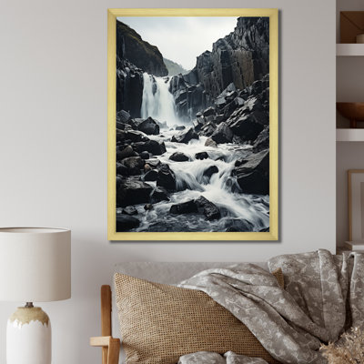 Chute d'eau monochrome contrastante sur toile