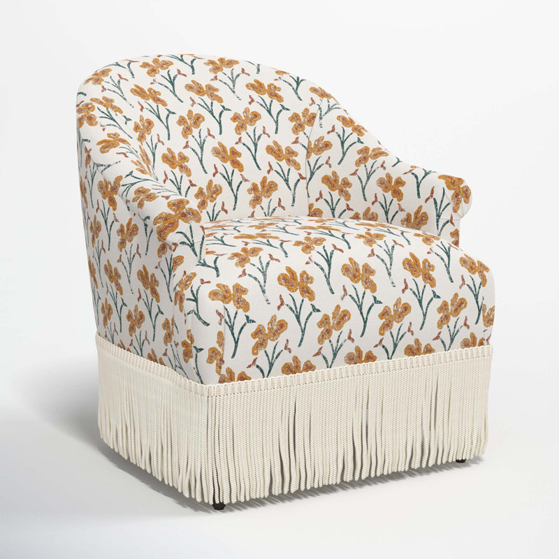 Fauteuil demi-tonneau en coton avec accoudoirs roulés encastrés et pieds en bois massif Callie, Ivoire