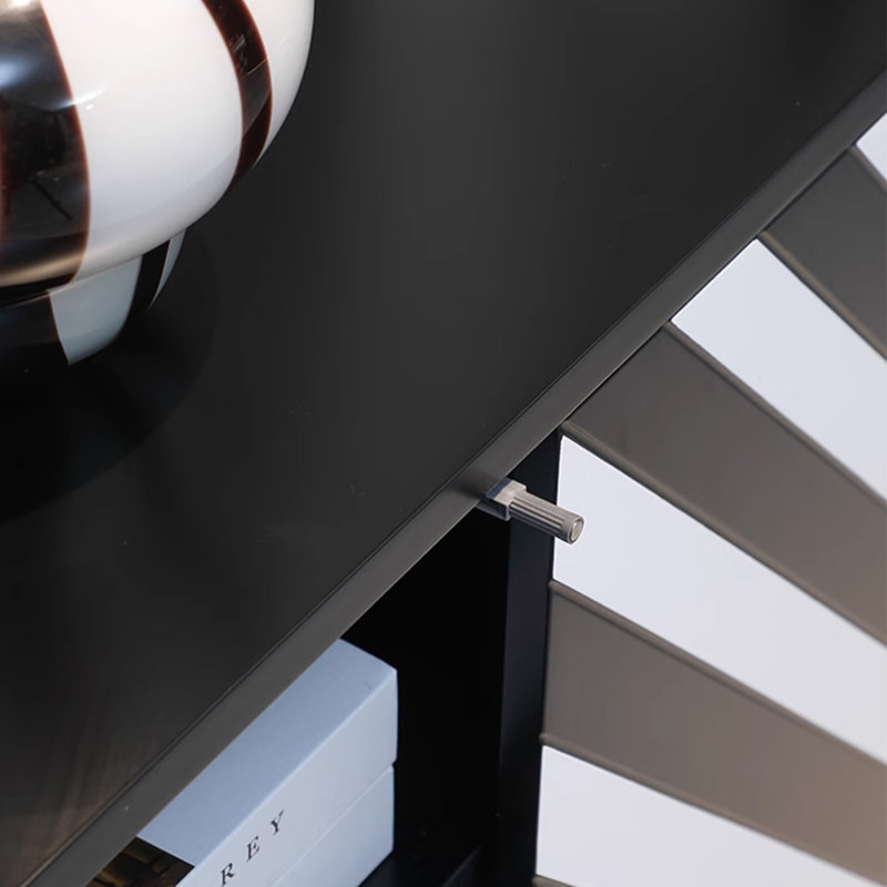 Des lignes de zèbre décorent l'armoire décorative