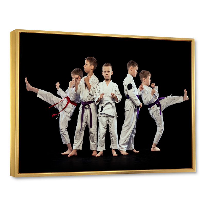 Karaté enfants sur toile, Cadre flottant doré, H 24 po x l 32 po x P 1 po