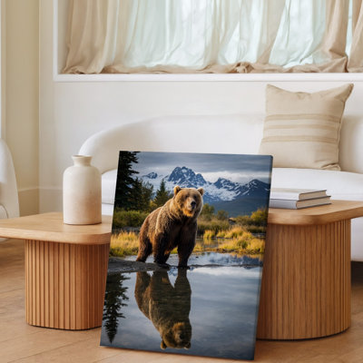 Toile, "Un majestueux ours brun avec sa fourrure épaisse luisante avec des gouttelettes d'eau"