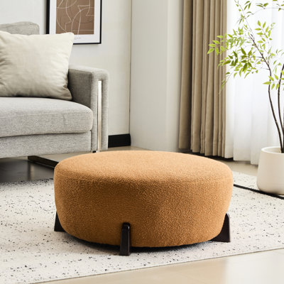 Citrouille ronde orange avec boucle et pieds en bois évasés, pour une assise supplémentaire en tant que table d'appoint fonctionnelle