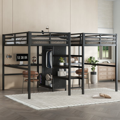 Lit mezzanine simple au-dessus d'un lit simple en métal avec bureau, armoire, tablettes et prise de courant