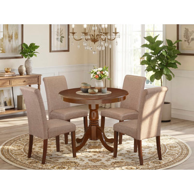 L'ensemble de table de salle à manger 5 pièces pour 4 personnes comprend une table de cuisine ronde avec piédestal et 4 chaises de salle à manger Parson en tissu brun, acajou