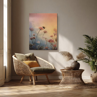 Bourdon au-dessus de fleurs de trèfle rose au coucher du soleil - Art mural sur toile tendue - Décoration de salon, de chambre à coucher ou de bureau