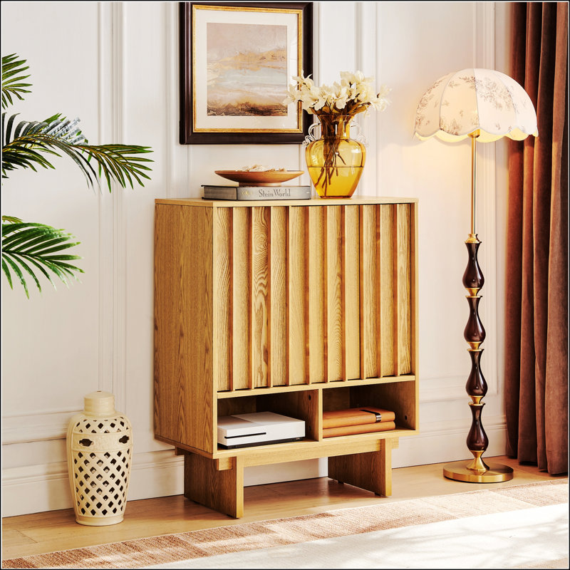 Buffet de style moderne du milieu du siècle avec étagères réglables et design à lattes grillagées pour un rangement polyvalent