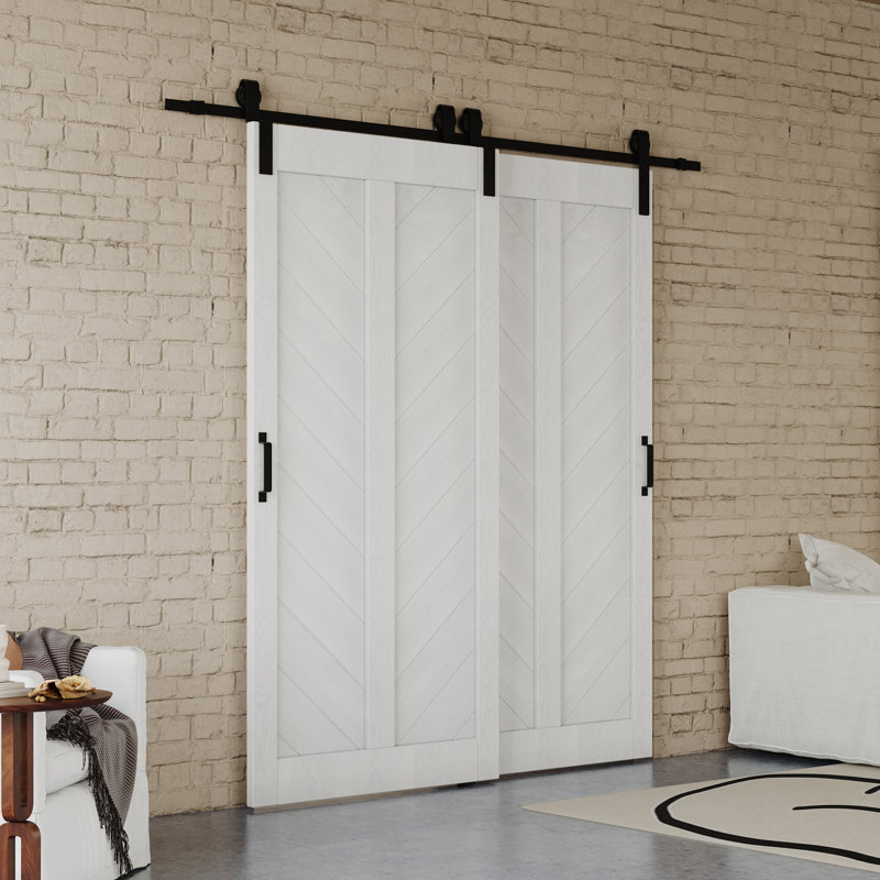 Porte de grange coulissante - Finition blanche en bois massif de style chevron avec quincaillerie de dérivation noire