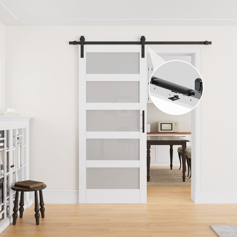 Porte coulissante de style grange à 5 carreaux en verre trempé dépoli de 91,4 cm × 213,4 cm (36 po × 84 po), finition finie, prête à l'emploi. Quincaillerie d'installation et système de fermeture amortie inclus. Peut être repeinte.